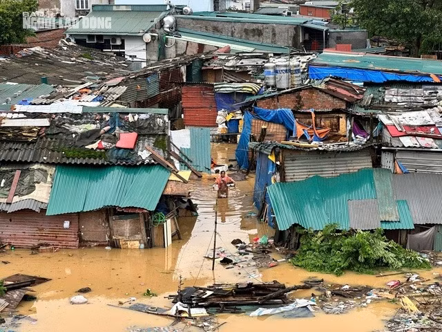 Đêm 9-9 và sáng 10-9, Hà Nội đã khẩn cấp di dời nhiều hộ dân khỏi vùng lụt. Ảnh: Thế Huỳnh