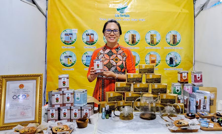 Chị Nguyễn Thị Thu Trang giới thiệu các sản phẩm khởi nghiệp theo xu hướng chuyển đổi xanh. Ảnh: M.C