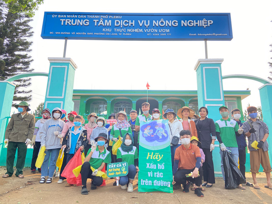 Hoạt động thu gom rác thải của dự án Hành trình xanh nhận được sự hưởng ứng của các tình nguyện viên và người dân. Ảnh: Phan Lài Hoạt động thu gom rác thải của dự án Hành trình xanh nhận được sự hưởng ứng của các tình nguyện viên và người dân. Ảnh: Phan Lài