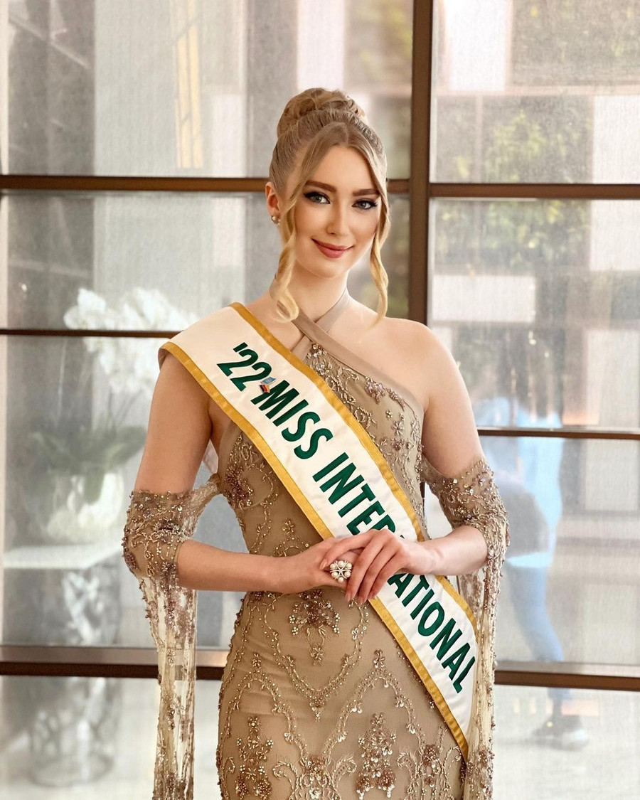 Đương kim Hoa hậu Quốc tế 2022 Jasmin Selberg rạng rỡ khi tham dự buổi chụp hình. Cô khoe nhan sắc xinh đẹp, rạng rỡ khi đội chiếc vương miện do các nghệ nhân Việt Nam chế tác.