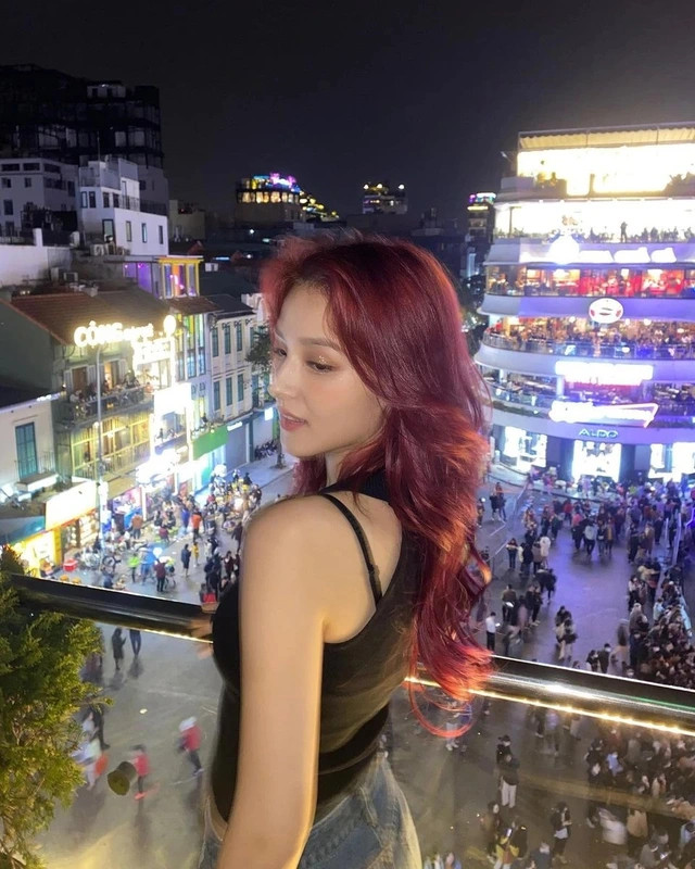 Hình ảnh Nancy check in ở Hà Nội và khen bún chả Việt Nam gây bão mạng xã hội