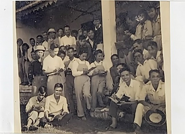 Lớp nhà văn kháng chiến ở Quần Tín năm 1948. Tranh: T.L Lớp nhà văn kháng chiến ở Quần Tín năm 1948. Tranh: T.L