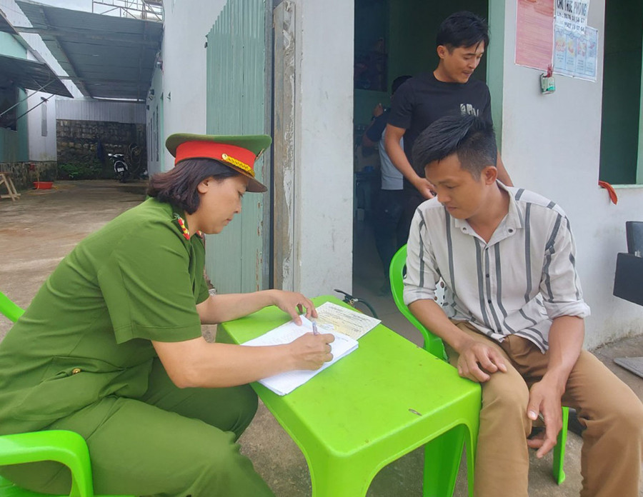 Công an phường Yên Đỗ (TP. Pleiku) kiểm tra nhà trọ ở đường Phan Đình Phùng. Ảnh: Thiên Di Công an phường Yên Đỗ (TP. Pleiku) kiểm tra nhà trọ ở đường Phan Đình Phùng. Ảnh: Thiên Di