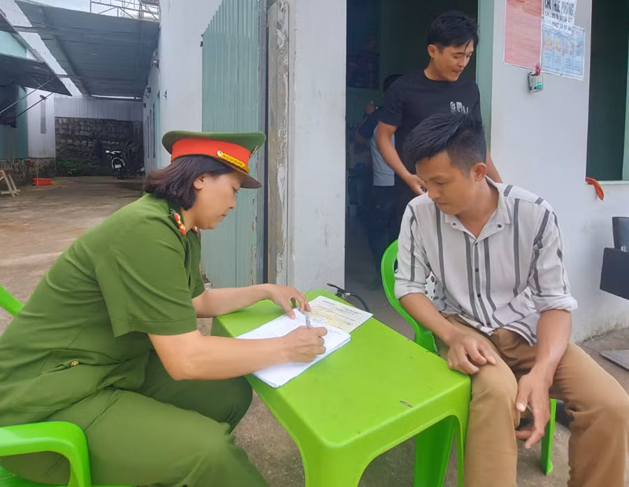 Công an phường Yên Đỗ (TP. Pleiku) kiểm tra nhà trọ ở đường Phan Đình Phùng. Ảnh: Thiên Di