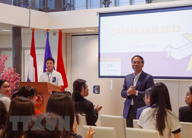 Đại sứ Việt Nam tại Hà Lan Phạm Việt Anh chia sẻ với sinh viên trong Ngày hội hướng nghiệp. (Ảnh: TTXVN phát) Đại sứ Việt Nam tại Hà Lan Phạm Việt Anh chia sẻ với sinh viên trong Ngày hội hướng nghiệp. (Ảnh: TTXVN phát)
