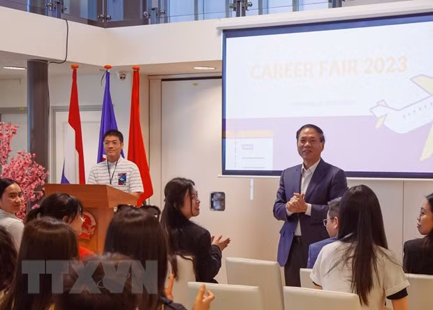 Đại sứ Việt Nam tại Hà Lan Phạm Việt Anh chia sẻ với sinh viên trong Ngày hội hướng nghiệp. (Ảnh: TTXVN phát)