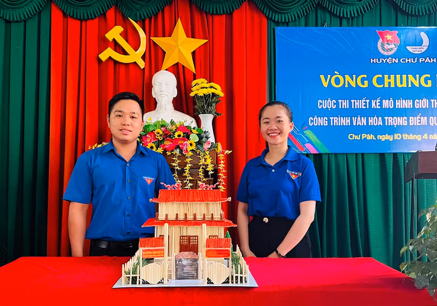 Đoàn Thanh niên xã Nghĩa Hưng thiết kế công trình di tích lịch sử-văn hóa để trưng bày tại Đại hội Hội LHTN Việt Nam huyện Chư Păh lần thứ VI. Ảnh: P.L