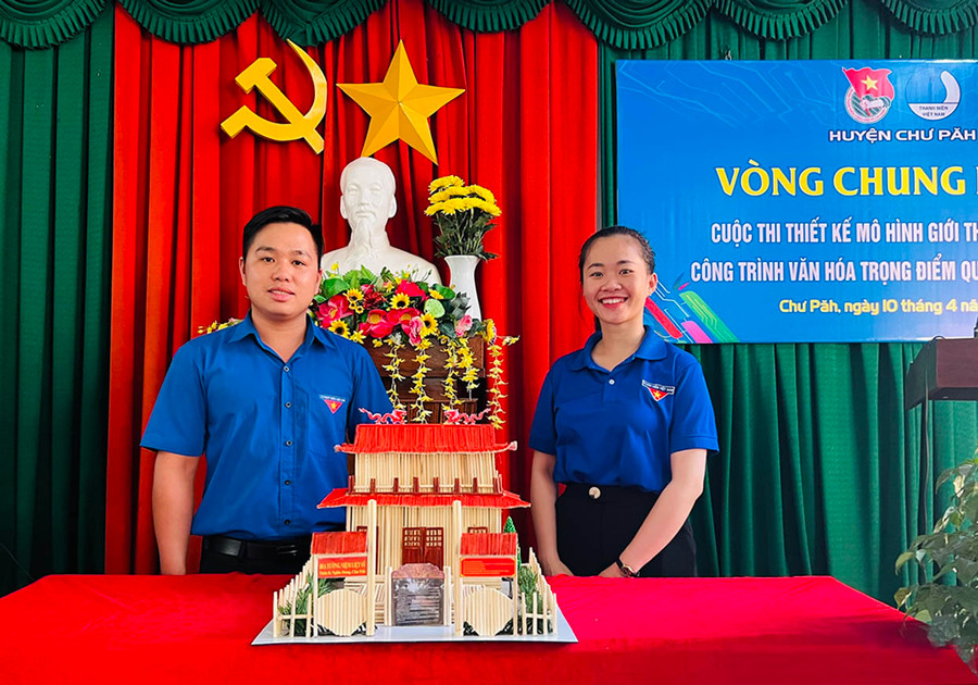 Đoàn Thanh niên xã Nghĩa Hưng thiết kế công trình di tích lịch sử-văn hóa để trưng bày tại Đại hội Hội LHTN Việt Nam huyện Chư Păh lần thứ VI. Ảnh: P.L