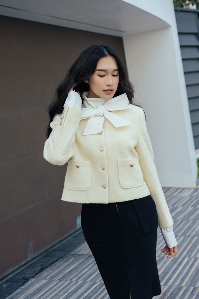 Kết hợp hai tone màu kinh điển là đen, trắng sữa, ngoài lợi thế thiết kế sáng tạo thì phụ kiện nơ xinh xắn khiến vẻ đẹp của người đẹp trường Luật thật trẻ trung, cuốn hút Kết hợp hai tone màu kinh điển là đen, trắng sữa, ngoài lợi thế thiết kế sáng tạo thì phụ kiện nơ xinh xắn khiến vẻ đẹp của người đẹp trường Luật thật trẻ trung, cuốn hút