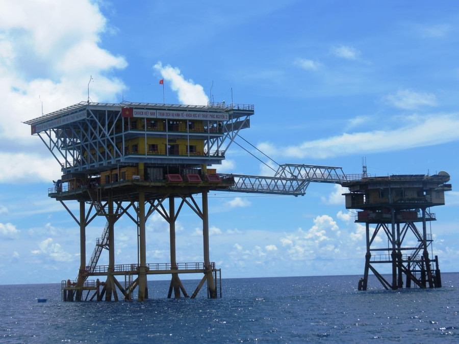 Thuyền thúng của ngư dân đưa người bệnh vào nhà giàn cấp cứu. Ảnh: Mai Thắng Thuyền thúng của ngư dân đưa người bệnh vào nhà giàn cấp cứu. Ảnh: Mai Thắng