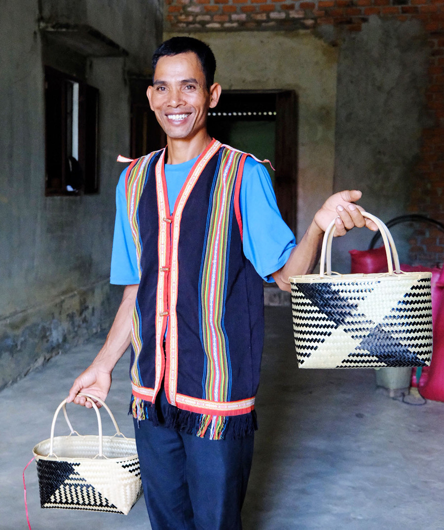 Nghệ nhân Si dự định kết hợp với nghệ nhân dệt đưa thổ cẩm vào giỏ xách từ mây tre đan để tăng tính ứng dụng cho sản phẩm. Ảnh: Minh Châu Nghệ nhân Si dự định kết hợp với nghệ nhân dệt đưa thổ cẩm vào giỏ xách từ mây tre đan để tăng tính ứng dụng cho sản phẩm. Ảnh: Minh Châu