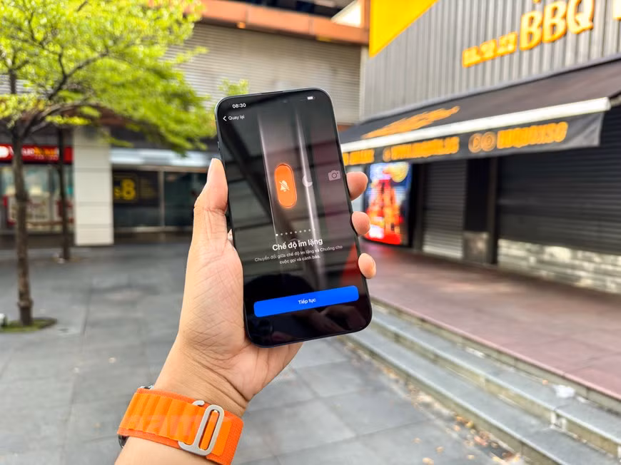 Người dùng có thể gắn các chức năng khác nhau vào nút Action này. (Ảnh: PV/Vietnam+) Người dùng có thể gắn các chức năng khác nhau vào nút Action này. (Ảnh: PV/Vietnam+)