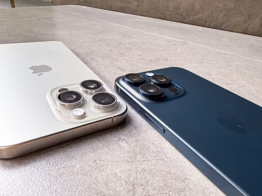 Cụm camera của 15 Pro Max nhìn qua có vẻ giống phiên bản tiền nhiệm, trông khá to và thô. (Ảnh: PV/Vietnam+) Cụm camera của 15 Pro Max nhìn qua có vẻ giống phiên bản tiền nhiệm, trông khá to và thô. (Ảnh: PV/Vietnam+)