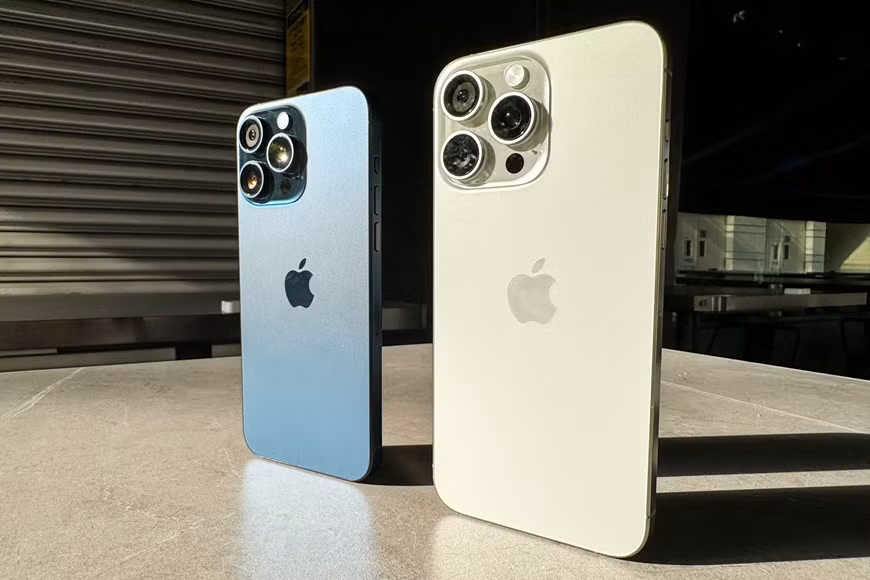 Khung viền Titanium trên iPhone 15 Pro Max giúp khối lượng máy giảm đáng kể từ 240 gram xuống 221 gram. (Ảnh: PV/Vietnam+) Khung viền Titanium trên iPhone 15 Pro Max giúp khối lượng máy giảm đáng kể từ 240 gram xuống 221 gram. (Ảnh: PV/Vietnam+)