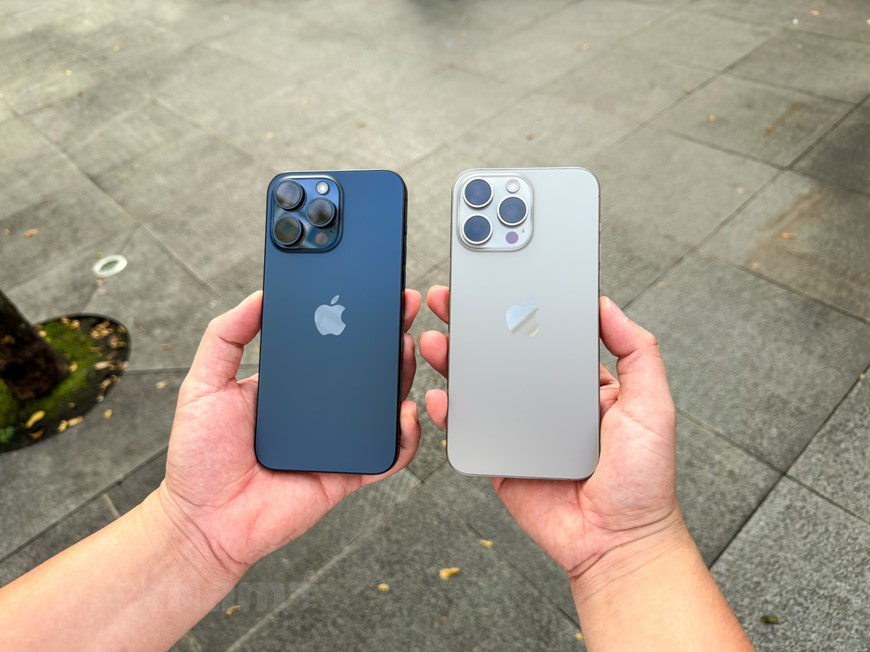 Mặt sau của iPhone 15 Pro Max. Mức giá niêm yết cho iPhone 15 Pro Max tại Việt Nam là 34,99 triệu. Mức giá này cao hơn đáng kể so với thế hệ trước bởi máy có dung lượng bộ nhớ thấp nhất từ 256GB. (Ảnh: PV/Vietnam+)