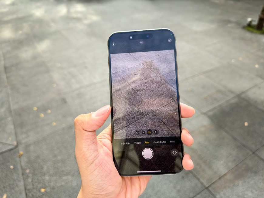 Camera của iPhone 15 Pro Max chỉ nâng cấp nhẹ với camera tele với khoảng zoom quang 5x so với 14 Pro max là 3x. (Ảnh: PV/Vietnam+)