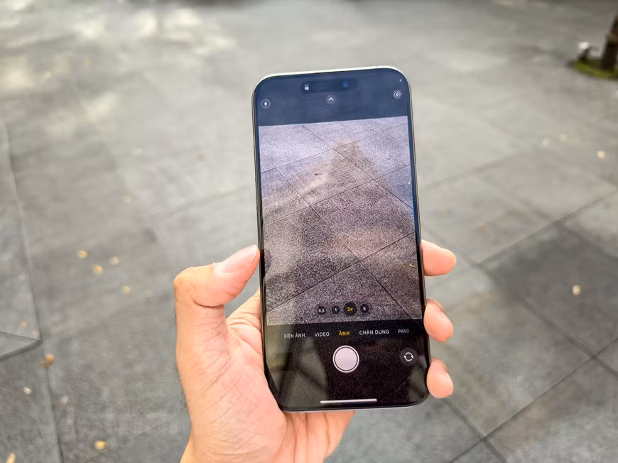 Camera của iPhone 15 Pro Max chỉ nâng cấp nhẹ với camera tele với khoảng zoom quang 5x so với 14 Pro max là 3x. (Ảnh: PV/Vietnam+) Camera của iPhone 15 Pro Max chỉ nâng cấp nhẹ với camera tele với khoảng zoom quang 5x so với 14 Pro max là 3x. (Ảnh: PV/Vietnam+)