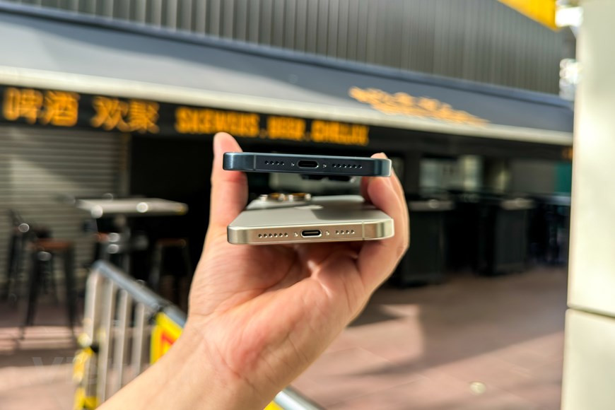 Năm nay, Apple cũng đã mang cổng kết nối USB-C lên iPhone 15 series. Vậy là sau hơn 1 thập kỷ, cổng kết nối Lightning sẽ chính thức tạm biệt người dùng. (Ảnh: PV/Vietnam+)