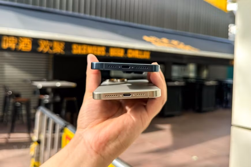 Năm nay, Apple cũng đã mang cổng kết nối USB-C lên iPhone 15 series. Vậy là sau hơn 1 thập kỷ, cổng kết nối Lightning sẽ chính thức tạm biệt người dùng. (Ảnh: PV/Vietnam+) Năm nay, Apple cũng đã mang cổng kết nối USB-C lên iPhone 15 series. Vậy là sau hơn 1 thập kỷ, cổng kết nối Lightning sẽ chính thức tạm biệt người dùng. (Ảnh: PV/Vietnam+)