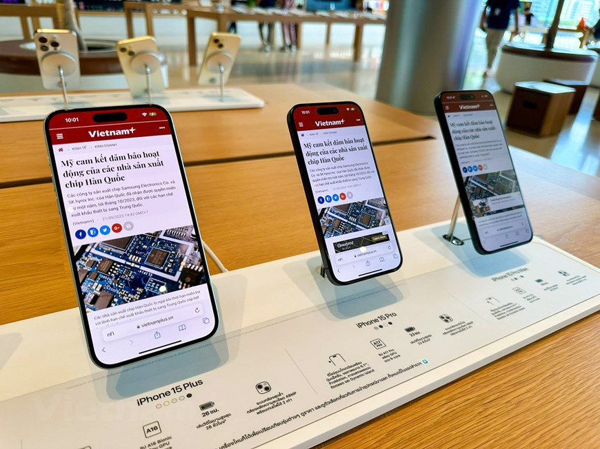Sáng 22/9, bộ tứ iPhone 15 đã chính thức được mở bán trên toàn thế giới. Như thường lệ, mẫu iPhone 15 Pro Max luôn xếp đầu bảng về mức độ quan tâm cũng như đặt mua từ người dùng. (Ảnh: PV/Vietnam+)
