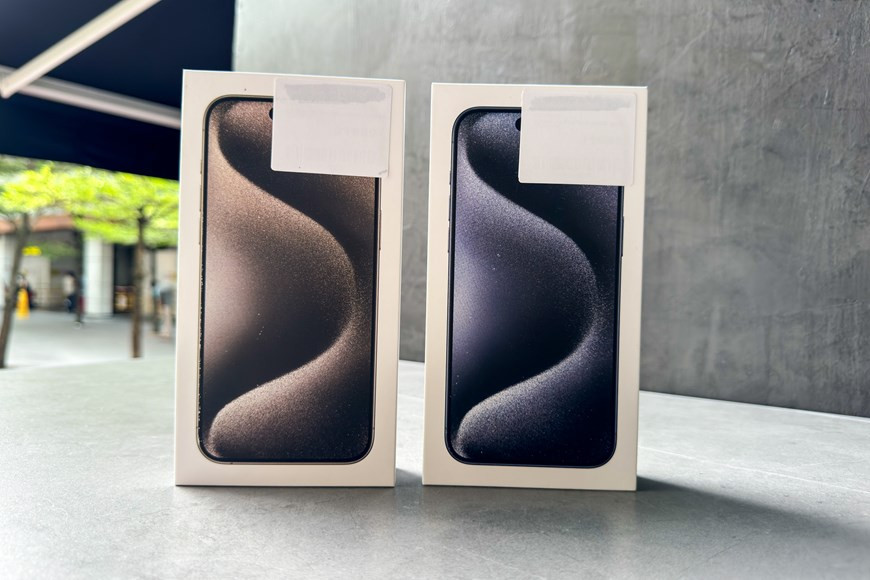 Đặc biệt, với bộ đôi iPhone 15 Pro và 15 Pro Max, nâng cấp lớn đáng chú ý phải kể đến là khung viền Titanium cùng 4 màu sắc Titan Tự nhiên, Titan Xanh, Titan Trắng và Titan Đen. (Ảnh: PV/Vietnam+)