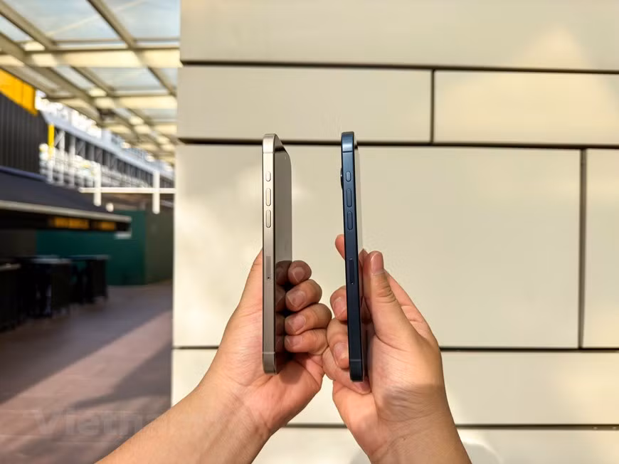 Các cạnh viền trên iPhone 15 Pro Max đã được bo cong mềm mại hơn rất nhiều. Khung viền và mặt lưng trở thành một khối liền mạch, khiến máy có cảm giác mỏng và cầm nắm tốt hơn so với thế hệ tiền nhiệm. (Ảnh: PV/Vietnam+) Các cạnh viền trên iPhone 15 Pro Max đã được bo cong mềm mại hơn rất nhiều. Khung viền và mặt lưng trở thành một khối liền mạch, khiến máy có cảm giác mỏng và cầm nắm tốt hơn so với thế hệ tiền nhiệm. (Ảnh: PV/Vietnam+)