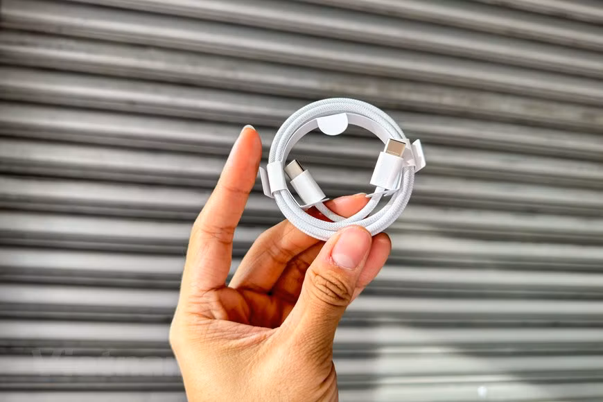 Phụ kiện bên trong máy cũng chỉ kèm một sợi cáp sạc USB-C nhưng đặc biệt năm nay toàn bộ cáp iPhone đều được bọc vải dù mang lại độ bền và dẻo dai hơn. (Ảnh: PV/Vietnam+) Phụ kiện bên trong máy cũng chỉ kèm một sợi cáp sạc USB-C nhưng đặc biệt năm nay toàn bộ cáp iPhone đều được bọc vải dù mang lại độ bền và dẻo dai hơn. (Ảnh: PV/Vietnam+)