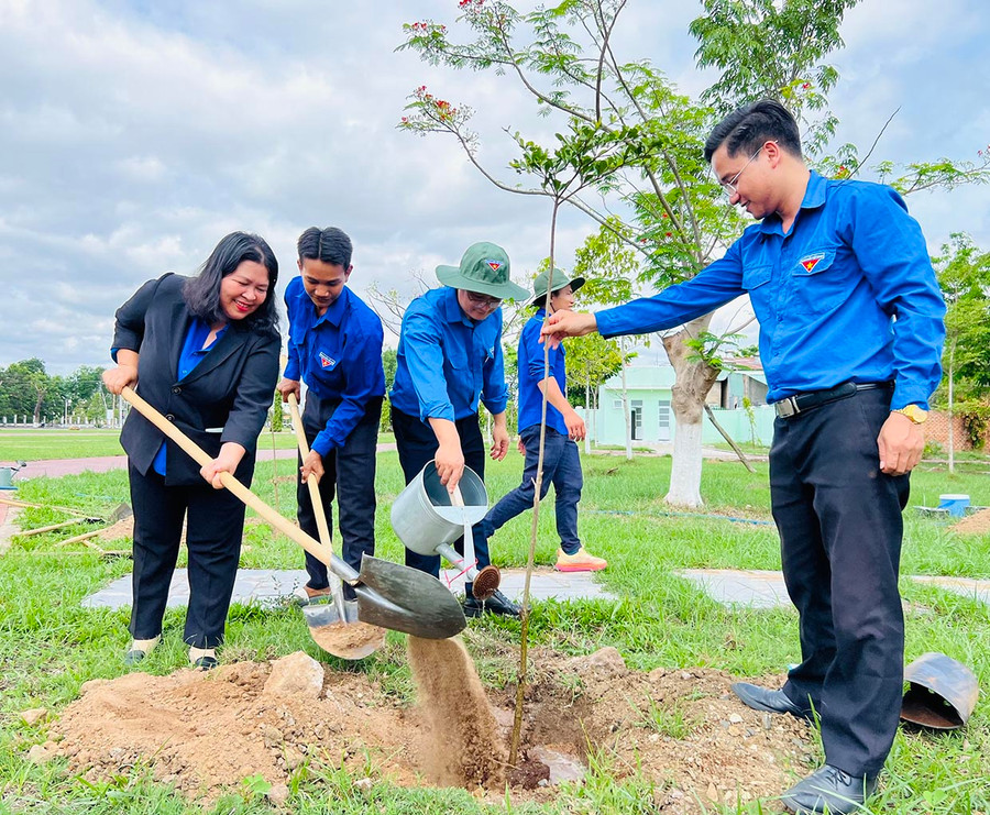 Bí thư Tỉnh Đoàn Hà Thị Giang Thảo (bìa trái) trồng cây xanh tại Quảng trường thị xã Ayun Pa. Ảnh P.L Bí thư Tỉnh Đoàn Hà Thị Giang Thảo (bìa trái) trồng cây xanh tại Quảng trường thị xã Ayun Pa. Ảnh P.L