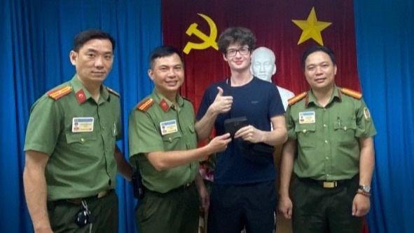 Lực lượng Công an trao trả lại tài sản cho nam du khách ngoại quốc Lực lượng Công an trao trả lại tài sản cho nam du khách ngoại quốc