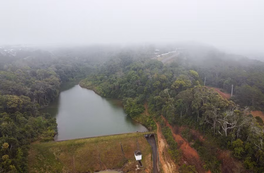 Thị trấn Măng Đen bồng bềnh sương mây vào lúc bình minh.