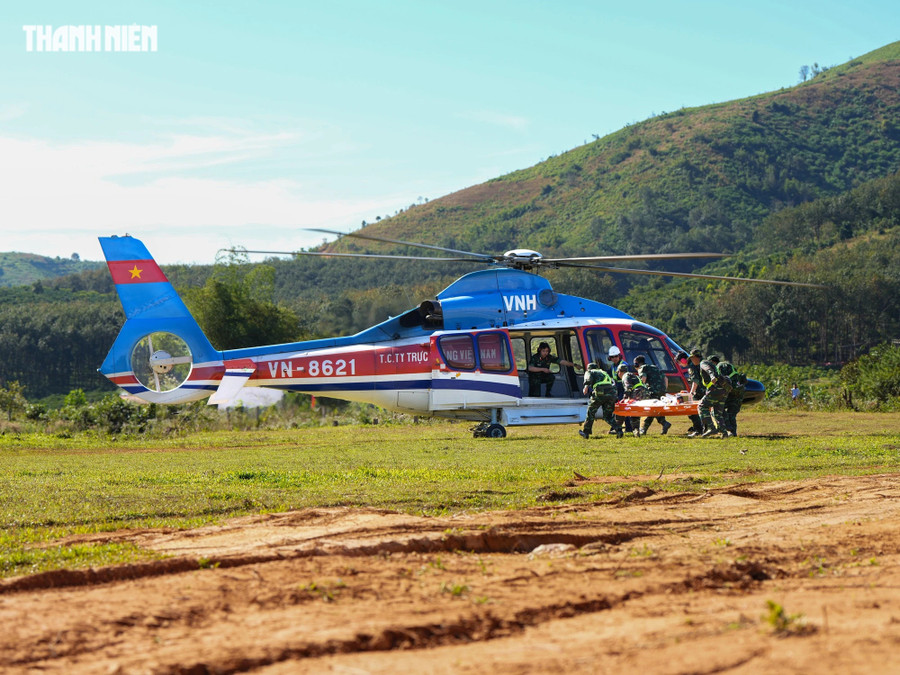 Máy bay trực thăng EC-155B1 số hiệu VN-8621 của Binh đoàn 18 thực hiện khoa mục cấp cứu đường không. Ảnh: ĐỘC LẬP - MAI THANH HẢI Máy bay trực thăng EC-155B1 số hiệu VN-8621 của Binh đoàn 18 thực hiện khoa mục cấp cứu đường không. Ảnh: ĐỘC LẬP - MAI THANH HẢI