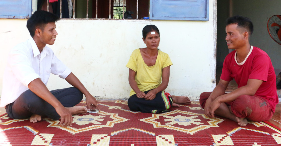 Gia đình bà Đinh Beng (giữa) là điển hình của làng Achông trong thay đổi nếp nghĩ, cách làm để vươn lên thoát nghèo bền vững. Ảnh: Nguyễn Quang