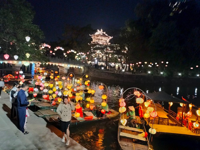 Sự kiện tại một điểm du lịch TP Ninh Bình đêm mùng Hai Tết Quý Mão Sự kiện tại một điểm du lịch TP Ninh Bình đêm mùng Hai Tết Quý Mão