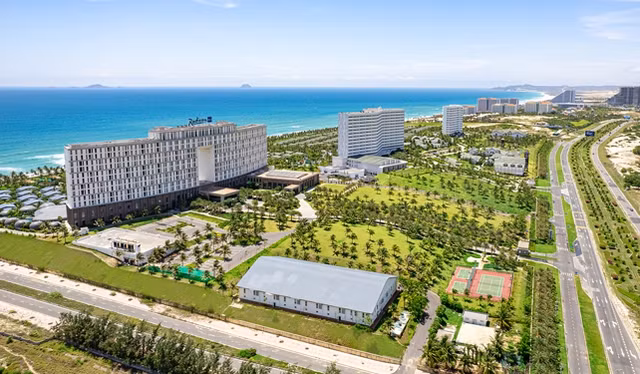 Khu du lịch Bắc bán đảo Cam Ranh với hàng chục resort là nơi thu hút đông đảo du khách tại Khánh Hòa Khu du lịch Bắc bán đảo Cam Ranh với hàng chục resort là nơi thu hút đông đảo du khách tại Khánh Hòa