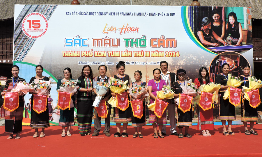 Ban tổ chức tặng hoa và cờ lưu niệm cho các đội tham gia. Ảnh: TH Ban tổ chức tặng hoa và cờ lưu niệm cho các đội tham gia. Ảnh: TH