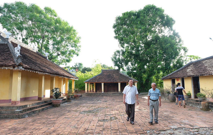 Ông Trần Ngọc Hỷ (bìa phải)-cùng các bô lão trong ban nghi lễ An Khê đình dành nhiều tình cảm trong việc giữ gìn phần xác lẫn phần hồn của di tích quốc gia đặc biệt. Ảnh: Hoàng Ngọc Ông Trần Ngọc Hỷ (bìa phải)-cùng các bô lão trong ban nghi lễ An Khê đình dành nhiều tình cảm trong việc giữ gìn phần xác lẫn phần hồn của di tích quốc gia đặc biệt. Ảnh: Hoàng Ngọc