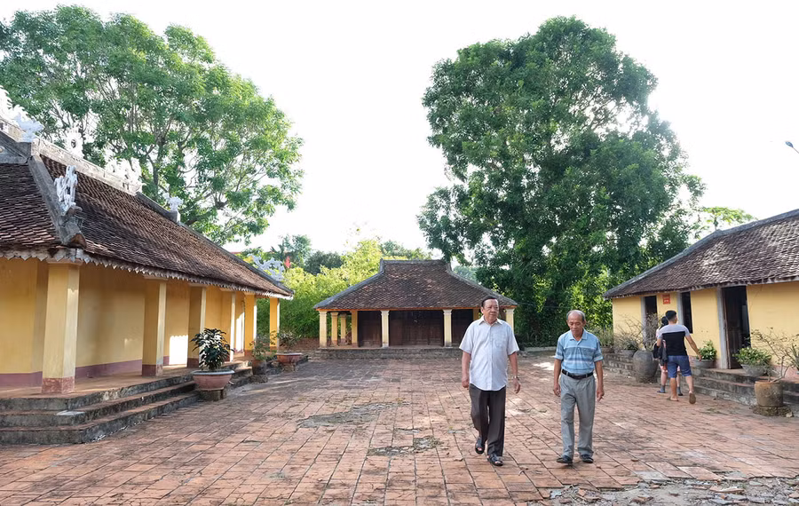 Ông Trần Ngọc Hỷ (bìa phải)-cùng các bô lão trong ban nghi lễ An Khê đình dành nhiều tình cảm trong việc giữ gìn phần xác lẫn phần hồn của di tích quốc gia đặc biệt. Ảnh: Hoàng Ngọc
