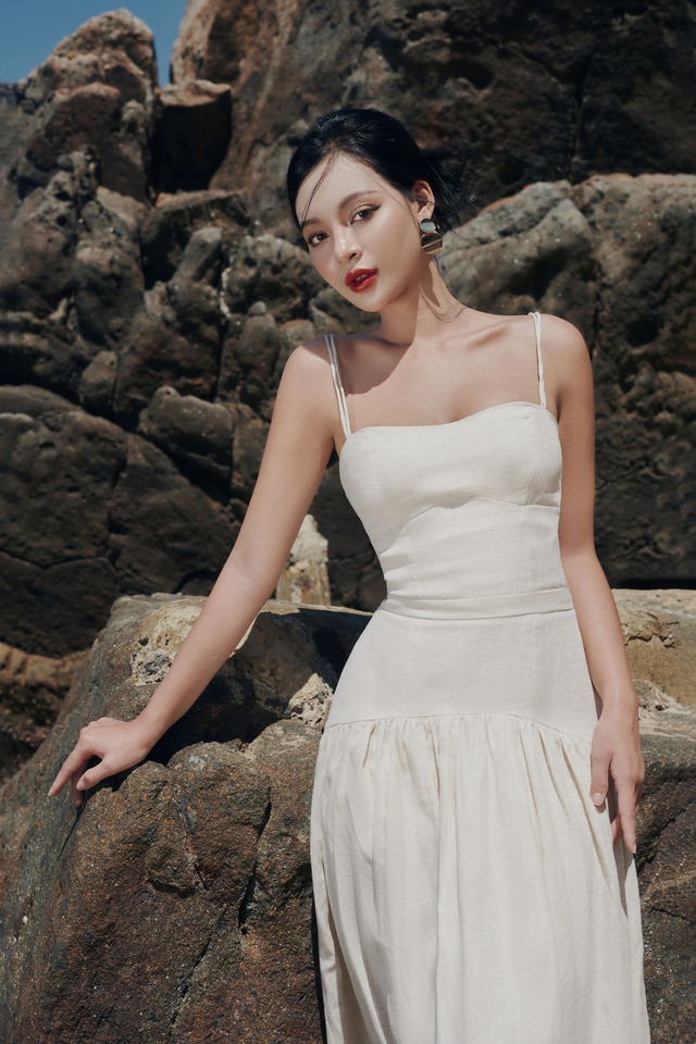 Ngoài màu sắc và phom dáng, hãy chú tâm đến chất liệu. Trang phục trên chất vải linen pha mang đến sự thoáng mát cho người mặc bên cạnh bề mặt vải thô mộc tự nhiên