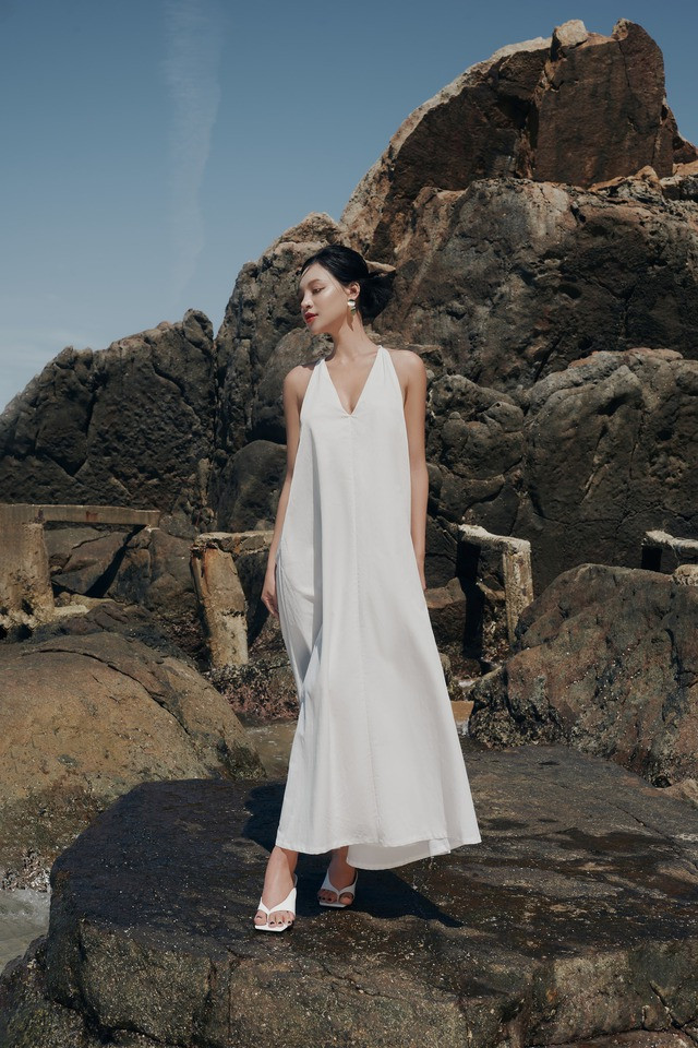 Khi diện những chiếc váy dáng suông, váy hai dây đi làm nàng luôn cần chuẩn bị sẵn áo khoác blazer hay cardigan cho mùa thời tiết lạnh cuối năm. Những ngày cuối tuần luôn là khoảng thời gian có thể chưng diện theo cách ít trang trọng, vì thế một vài chi tiết hở vai, hở lưng... vẫn có thể ứng dụng nếu người mặc biết cách mix match khéo léo