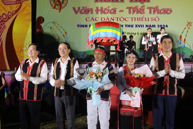 Các đồng chí lãnh đạo tỉnh Bình Định trao hoa cho nghệ nhân tiêu biểu tại ngày hội. Ảnh: TH.PHÚC Các đồng chí lãnh đạo tỉnh Bình Định trao hoa cho nghệ nhân tiêu biểu tại ngày hội. Ảnh: TH.PHÚC