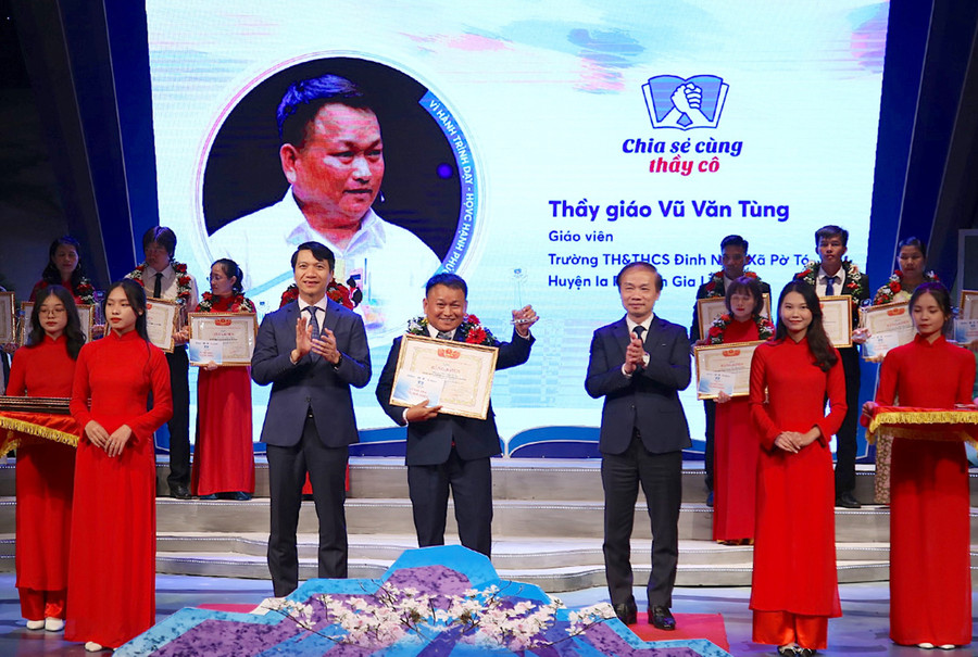 Thầy Vũ Văn Tùng-giáo viên Trường Tiểu học và THCS Đinh Núp (xã Pờ Tó, huyện ia Pa) được tuyên dương tại Chương trình &quot;Chia sẻ cùng thầy cô&quot; năm 2023. Ảnh NVCC