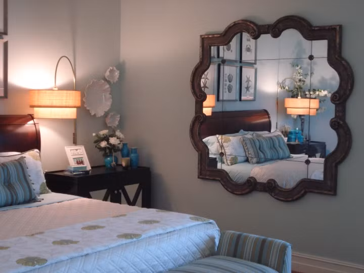 Cần phải lựa chọn vị trí thích hợp khi đặt gương trong phòng ngủ.