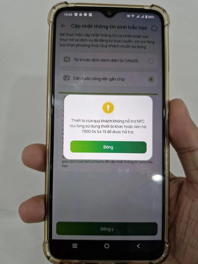 Những người sử dụng điện thoại không hỗ trợ NFC. Ảnh THANH NAM