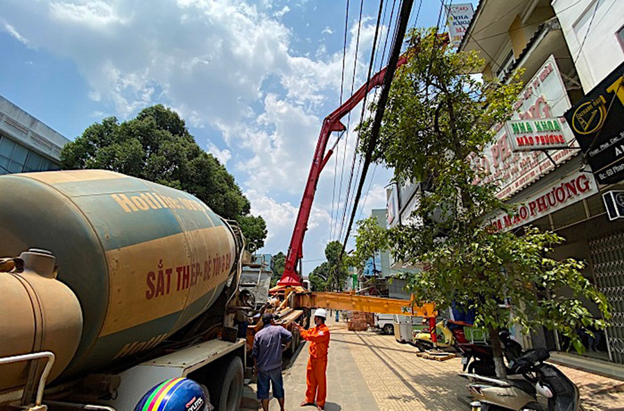 Công ty Điện lực Gia Lai tăng cường kiểm tra, nhắc nhở xe bê tông vi phạm hành lang an toàn lưới điện. Ảnh PCGL Công ty Điện lực Gia Lai tăng cường kiểm tra, nhắc nhở xe bê tông vi phạm hành lang an toàn lưới điện. Ảnh PCGL