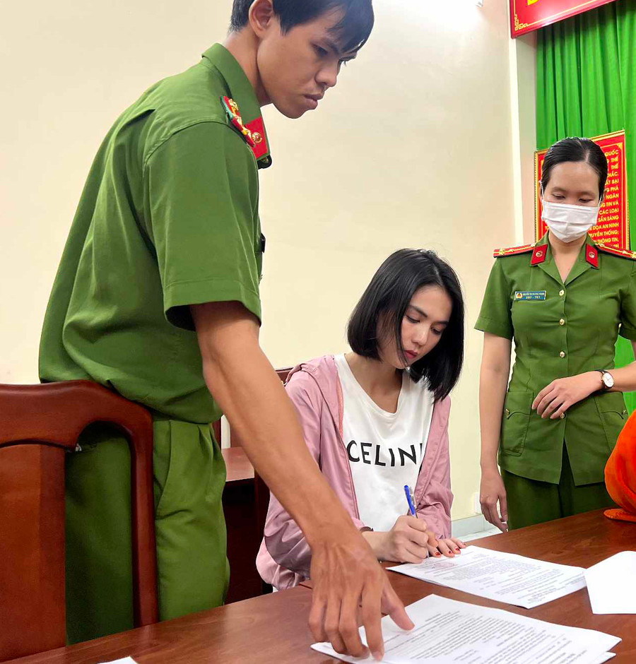 Ngọc Trinh tại cơ quan công an. Ảnh: CACC Ngọc Trinh tại cơ quan công an. Ảnh: CACC