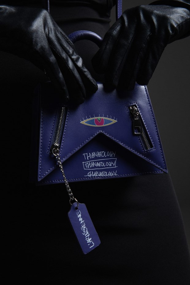 Những sắc thái được thể hiện qua thiết kế, màu sắc khác nhau trên sản phẩm được định hình theo dòng &apos;&apos;high fasion&apos;&apos; (thời trang cao cấp).