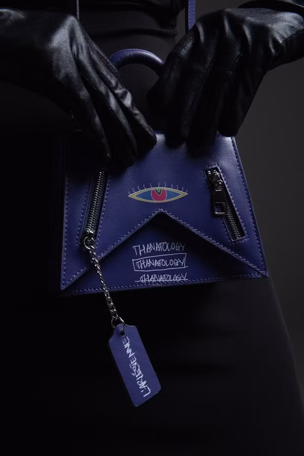 Những sắc thái được thể hiện qua thiết kế, màu sắc khác nhau trên sản phẩm được định hình theo dòng ''high fasion'' (thời trang cao cấp).