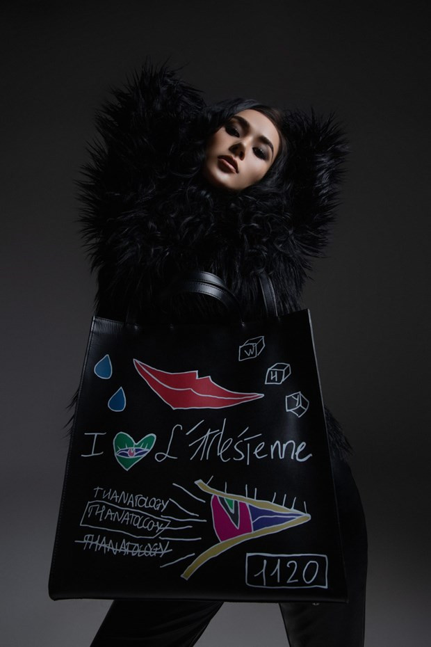 Sắc đen cá tính trên túi xách lớn.