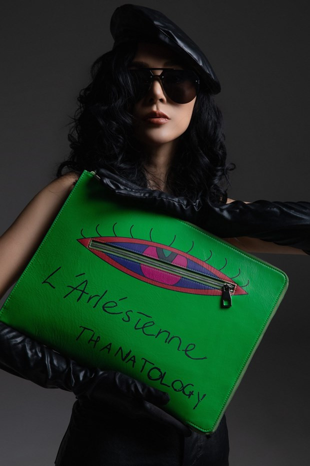 Túi của Thanatology thuộc L&apos;arlesienne với kiểu dáng lớn.