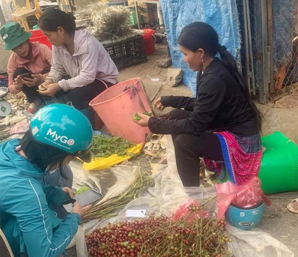 Bà con mang nho ra trao đổi với nhau. Bà con mang nho ra trao đổi với nhau.